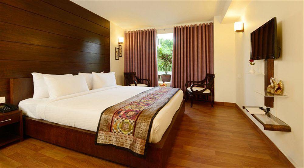 Hotel Atulyaa Taj Агра Экстерьер фото