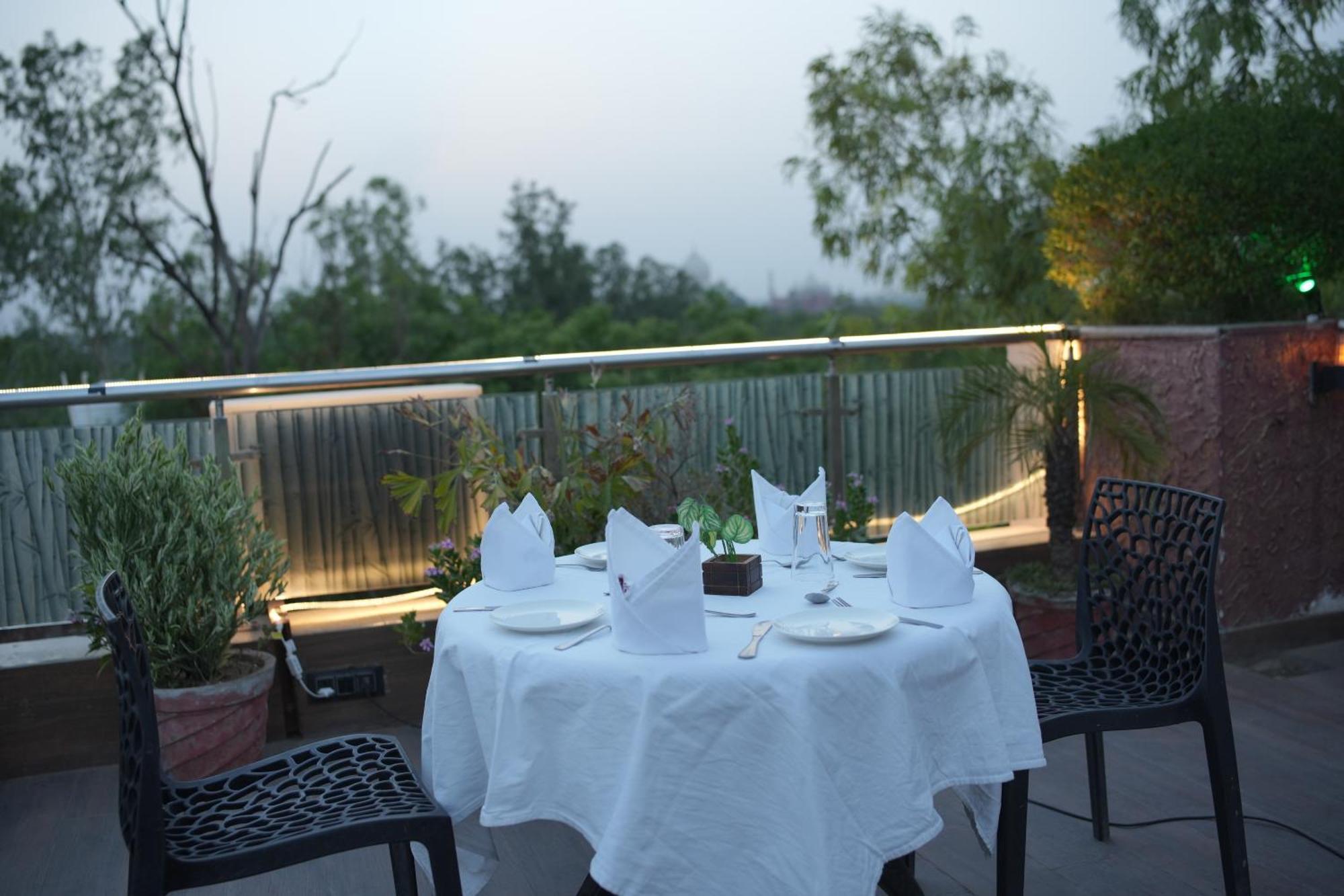 Hotel Atulyaa Taj Агра Экстерьер фото